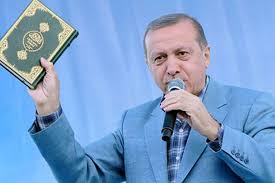 İhsan Eliaçık: “Kur’an Sallamak Din İstismarının Zirvesidir!”