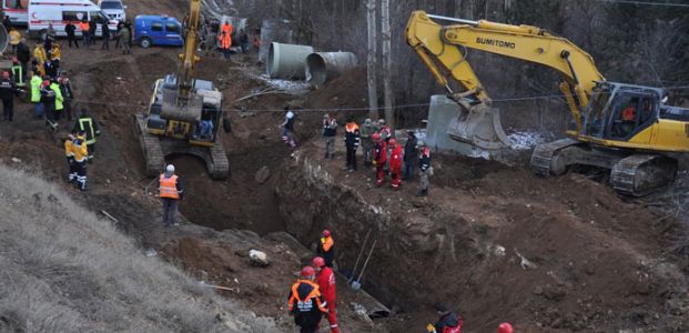 3 İŞÇİ TOPRAK ALTINDA HAYATINI KAYBETTİ