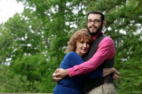 53 YAŞ KÜÇÜK GENÇLE EVLENDİ!