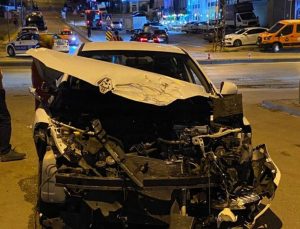 Ankara’da yolcu minibüsü ile otomobil çarpıştı: 4 yaralı