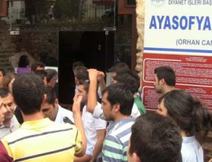 AYASOFYA’DA KAVGA…