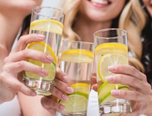 Bir Bardak Limonlu Su: Sabah Rutininin Ötesinde Bir Biyopolitika