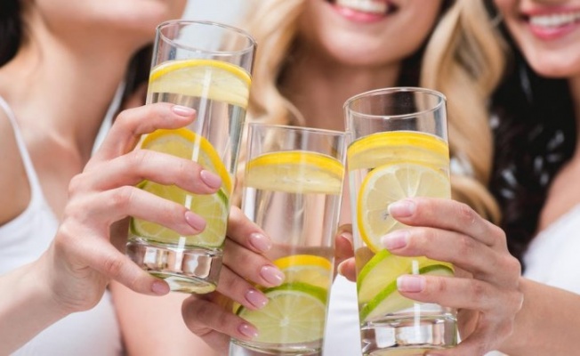 Bir Bardak Limonlu Su: Sabah Rutininin Ötesinde Bir Biyopolitika