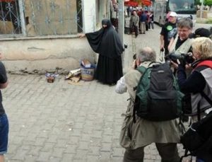 ÇARŞAFLI KADIN GÖRÜNCE…