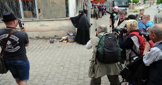 ÇARŞAFLI KADIN GÖRÜNCE…