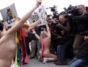 FEMEN KIZLARI ORTALIĞI KARIŞTIRDI