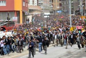 HAKKARİ KARIŞTI, ORTALIK TOZ DUMAN!