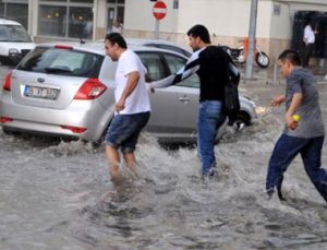 İZMİR YAĞMURA TESLİM OLDU…