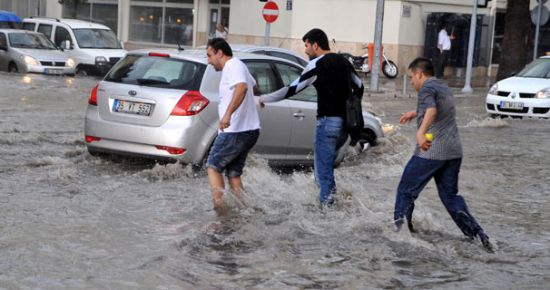 İZMİR YAĞMURA TESLİM OLDU…