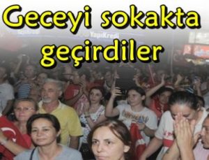 İZMİRLİLER TERÖRÜ LANETLEDİLER…