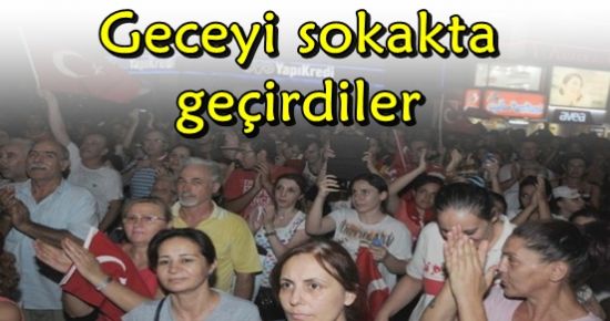 İZMİRLİLER TERÖRÜ LANETLEDİLER…