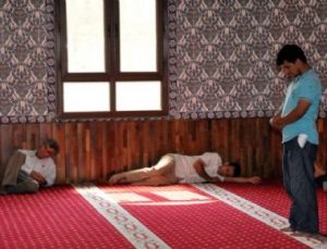 KLİMALI CAMİDE ÖNCE NAMAZ SONRA UYKU