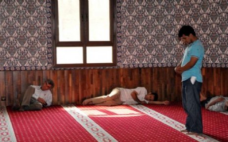 KLİMALI CAMİDE ÖNCE NAMAZ SONRA UYKU