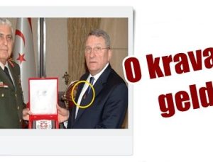 O KRAVATLA GELDİ…