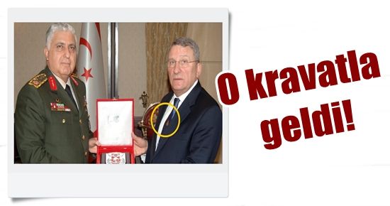 O KRAVATLA GELDİ…