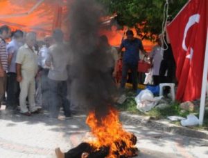 ÖCALAN’I ÖNCE ASTILAR SONRA YAKTILAR!