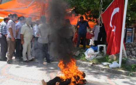 ÖCALAN’I ÖNCE ASTILAR SONRA YAKTILAR!