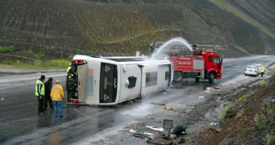 OTOBÜS DEVRİLDİ: 25 YARALI