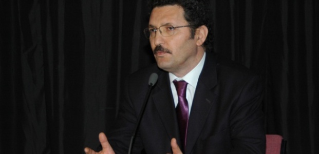 PERDE ARKASINI YAZDI…