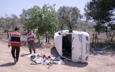 PİKNİK YOLUNDA KAZA: 3 ÖLÜ 8 YARALI