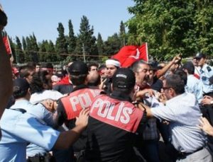 ŞEHİTLİKTE PROTESTO…