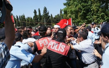 ŞEHİTLİKTE PROTESTO…