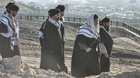 ÜZMEZ’İN CENAZESİNDE İLGİNÇ İSİM…