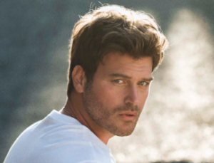 Kıvanç Tatlıtuğ’un Kökenleri: Adana’dan Balkanlara Uzanan Bir Kültür Mozaiği