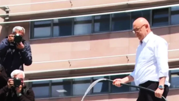 Mahmut Tanal çatıya çıktı! CHP Genel Merkezi’nde hortumlu kriz