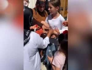 Eyüpsultan’da çikolata izdihamı! Küçük kız neye uğradığını şaşırdı