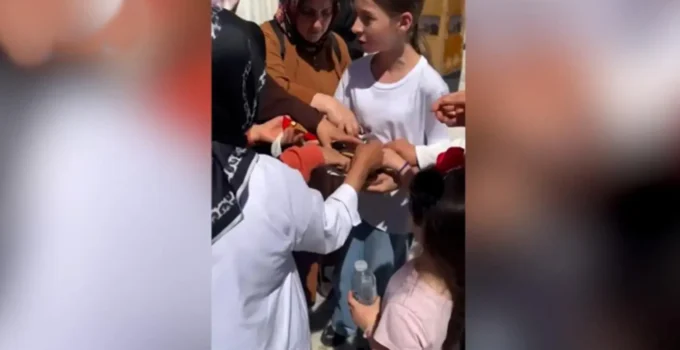 Eyüpsultan’da çikolata izdihamı! Küçük kız neye uğradığını şaşırdı