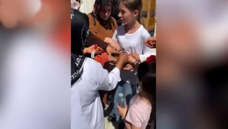 Eyüpsultan’da çikolata izdihamı! Küçük kız neye uğradığını şaşırdı