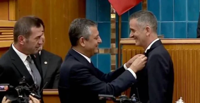 CHP’de yaprak dökümü sürüyor:  Ümit Dikbayır’dan sert veda